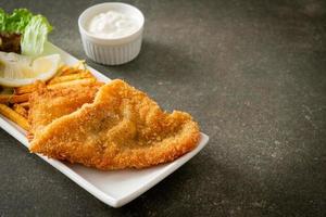 fish and chips - gebakken visfilet met aardappelchips foto