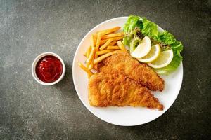 huisgemaakte gepaneerde weiner schnitzel met chips foto