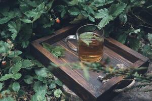 munt thee Aan een houten dienblad foto