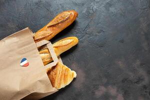 een papier zak met Frans brood foto