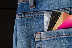 een credit kaart is plakken uit van een zak- in een paar- van jeans foto