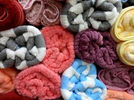 stapel van kleurrijk handdoek broodjes in de op te slaan foto