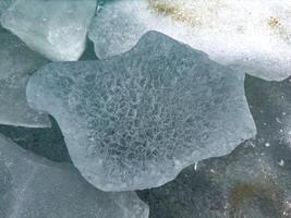 detailopname van uniek ijs formaties, presentatie van ingewikkeld patronen en texturen, perfect voor natuur en winter ontwerpen foto