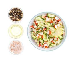 vegetarisch voorgerecht van komkommer, bleekselderij en surimi