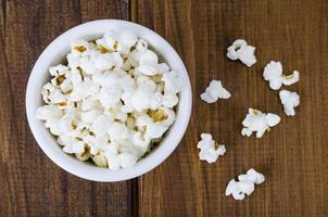 zoete witte luchtige krokante popcorn. studio foto