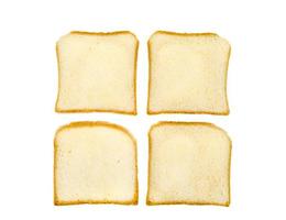stukjes vierkante toast tarwebrood geïsoleerd op een witte achtergrond. foto