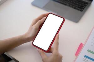 vrouw Holding en tintje smartphone blanco scherm in leven kamer Bij huis. foto