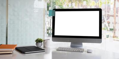 wit blanco scherm toezicht houden op Aan modern werken bureau. foto
