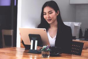 Bij haar koffie winkel, de bedrijf eigenaar of barista is nemen bestellingen van online klanten door toepassing Aan tablet. foto