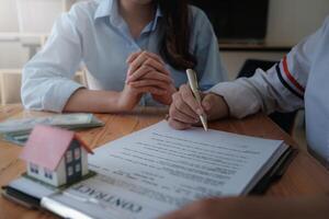 zakenvrouw zet handtekening Aan contract Bij bedrijf vergadering en teken in contract met bedrijf partner. foto