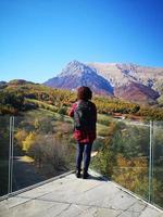 toerist bewondert de vettore-berg in de herfst in het sibillini-park foto