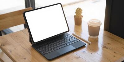 mockup beeld van een zwart tablet met wit blanco scherm Aan houten bureau. foto