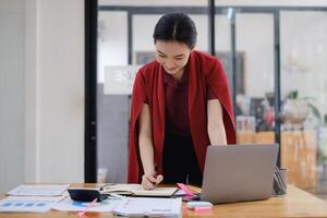 bedrijf vrouw Doen financieel accounting voorraad markt grafieken analyse Aan papierwerk in kantoor. foto