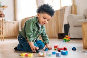 geconcentreerd latinos jongen spelen speelgoed zittend Aan warm verdieping in modern leven kamer. baby ontwikkeling. klein toren. aan het leren creatief concept foto