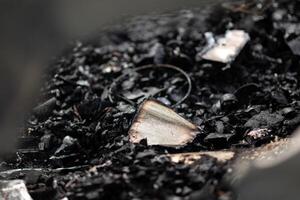 een verbrand boek Aan een stapel van as, de stoffelijk overschot van Pagina's in een verbrand huis. foto