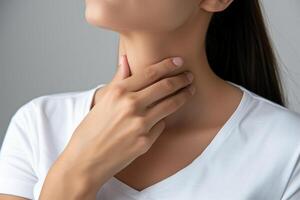 schildklier groots controle, vrouw lijden van keel probleem. foto