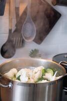 broccoli en bloemkool zijn gestoomd in een pan - gezond eetpatroon, baby voedsel, Koken in een stoomboot foto