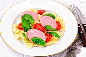 pasta met tomaat, salami en basilicum foto