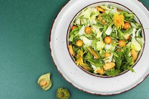 salade met physalis en gras, ontgiften voedsel. foto