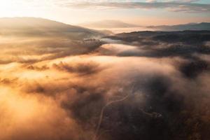 vliegen boven de wolken zonsopgang en mist