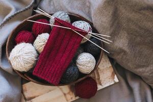 hand- gebreid sokken met naalden en garen bal. concept voor handgemaakt en hygge langzaam leven. foto