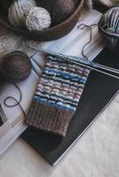 hand- gebreid sokken met naalden en garen ballen. concept voor handgemaakt en hygge langzaam leven. foto