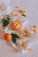 vers sappig citrus fruit met groen bladeren Aan wit ambacht papier. foto