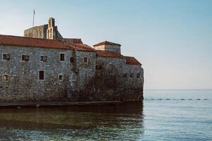 verbazingwekkend visie van budva oud stad- en de zee. mooi bewolkt lucht. foto