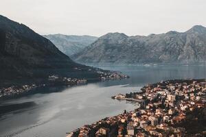 verbazingwekkend visie van Kotor oud stad en de zee van de heuvel. foto