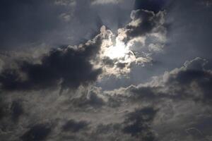 blauw lucht met reusachtig wit wolken foto