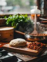 bakken tafereel met deeg stijgende lijn, De volgende naar een pot van pittig en zoet vlees saus sudderen, de hart van huis Koken foto