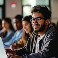 online aan het leren hervormt opleiding, samenvoegen virtueel en persoonlijk klas dynamiek foto