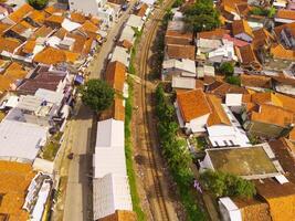 verbazingwekkend landschap van trein sporen. vogel oog visie van dar van een spoorweg lijn in de midden- van dicht bevolkt huizen in cicalengka, Indonesië. schot van een dar vliegend 200 meter hoog. foto