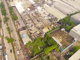 schade naar daken en gebouwen in de dwipapuri en kahatex industrieel gebieden ten gevolge naar tornado's Bij rancakek en de sumedang grens Aan 21 februari 2024, Indonesië. verspreide puin oorzaken verkeer jam foto