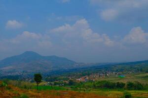 landschap fotografie. landschap visie. toneel- natuur groen en vruchtbaar heuvels. mooi heuvel landschap met blauw lucht achtergrond. bandoeng, Indonesië foto