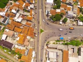 congestie ten gevolge naar eid thuiskomst verkeer. top visie van verkeer jam Bij weg knooppunt, Bandung - Indonesië. vervoer industrie. bovenstaande. intercity weg toegang. schot van een drone. foto