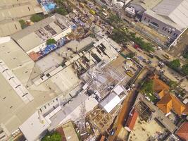 schade naar daken en gebouwen in de dwipapuri en kahatex industrieel gebieden ten gevolge naar tornado's Bij rancakek en de sumedang grens Aan 21 februari 2024, Indonesië. verspreide puin oorzaken verkeer jam foto