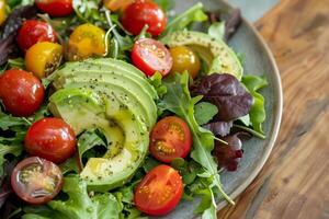 kleurrijk salade met vers Groenen kers tomaten en avocado plakjes foto