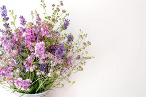 prachtig geregeld statice en caspia bloemen in een vaas. Aan een wit achtergrond foto