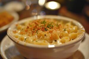 romig macaroni en kaas met paneermeel foto