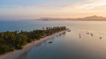 antenne visie van koh mook met mooi lucht en zonsopkomst, in trang, Thailand. het is een klein idyllisch eiland in de andaman zee foto