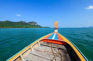 in de omgeving van de boog van een langstaartig boot terwijl het zeilen in de zee. Aan de manier naar reizen naar koh Kradan, trang provincie. theevel Thailand foto