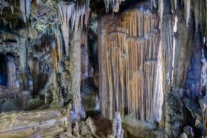 mooi van stalactiet en stalagmiet in tham leggen khao kob grot in trang, Thailand. foto