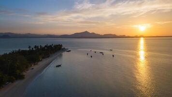 antenne visie van koh mook of koh muk eiland met mooi lucht en zonsopkomst, in trang, Thailand. foto