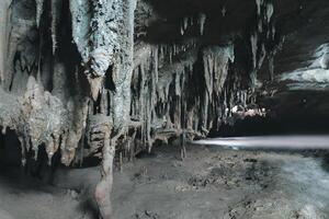 mooi van stalactiet en stalagmiet in tham leggen khao kob grot in trang, Thailand. foto
