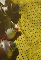 meerdere gebruikt aërosol verf sproeiers liggen Aan de sport- overhemd van een basketbal speler gemaakt van polyester kleding stof. de concept van jeugd straat kunst, actief sport- en bewogen levensstijl foto