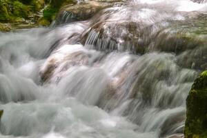 berg stroom in de Woud - lang blootstelling en vloeiende water foto