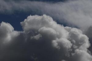 cloudscape landschap, bewolkt weer bovenstaand donker blauw lucht. storm wolken drijvend in een regenachtig saai dag met natuurlijk licht. wit en grijs toneel- milieu achtergrond. natuur visie. foto