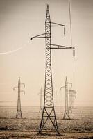 staal hoog voltage toren voor macht transmissie in de veld- foto
