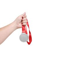 Holding een zilver medaille, winnaar, wit achtergrond foto